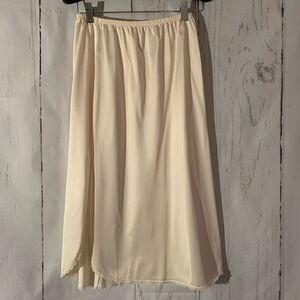Vanity Fair 1/2 Slip Size Small